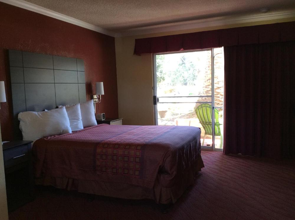 1 King Bed Accessible Non-Smoking (NO A/C) interior