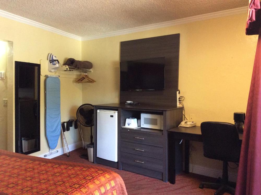 2 Queen Beds Non-Smoking (NO A/C) interior